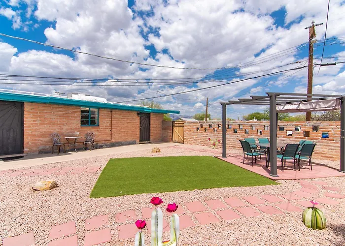 Full Triplex In Ev Charging Holiday home Tucson